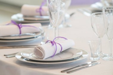 Sofra peçeteler ve gözlük ile bir restoranda