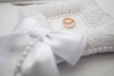 Altın alyans yastık üzerinde