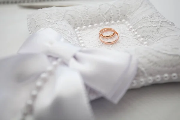 Anéis de ouro casamento no travesseiro — Fotografia de Stock