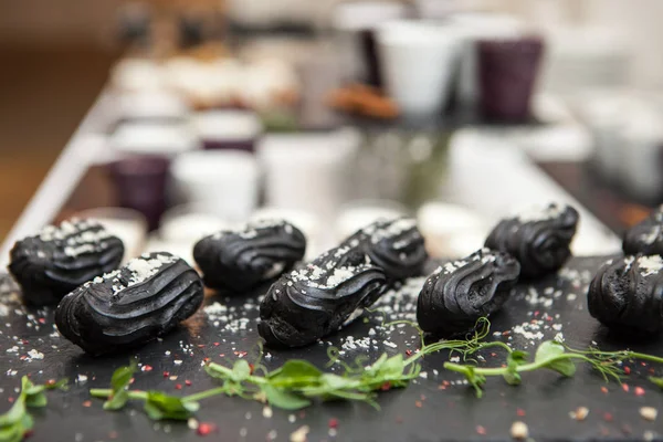 A fekete tésztát vendéglátóipari sütemények — Stock Fotó