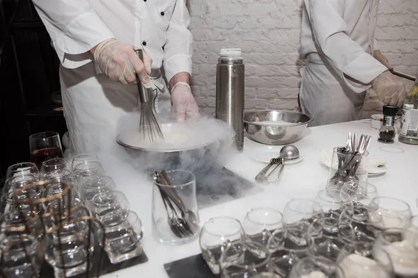 Fabricación de helados con nitrógeno líquido — Foto de Stock