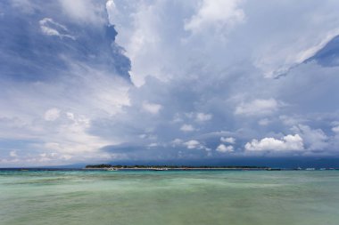 Deniz manzarası büyük arka planda bulutlar adalar