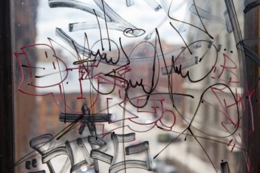 Bir ev pencere Vandal grafiti
