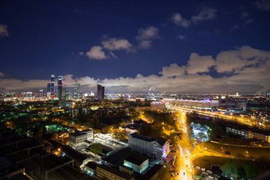 Panoramik gece Moskova, şehir merkezinde iş