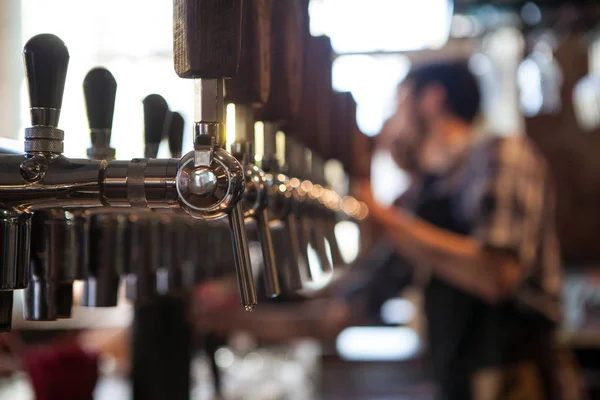 Muchos grifos de cerveza dorada en el bar — Foto de Stock