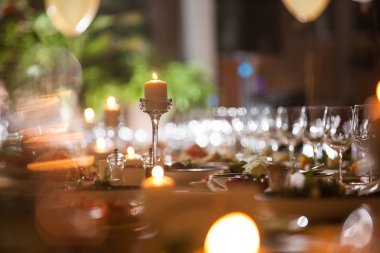 Restoranda romantik bir akşam mum dekorasyon küme tablo