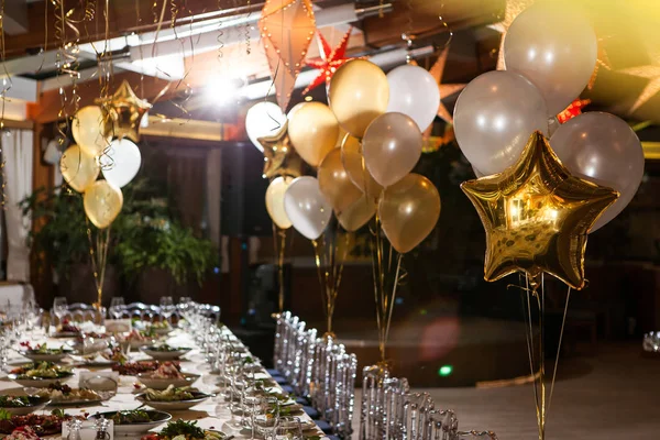 Luftballons im Restaurant auf festlich gedecktem Tisch — Stockfoto