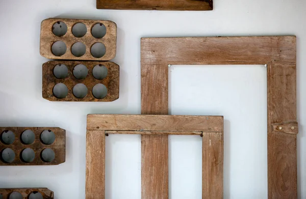Muchos de los viejos marcos de madera de abstracción rectangular y redonda en la pared — Foto de Stock