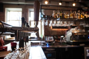 Bir sürü altın bira barda musluklar