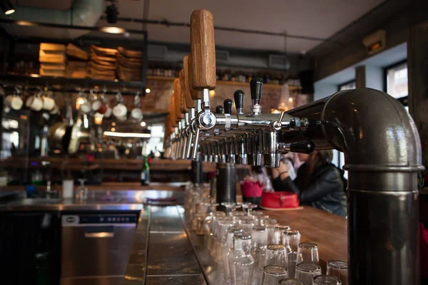 Muchos grifos de cerveza dorada en el bar — Foto de Stock