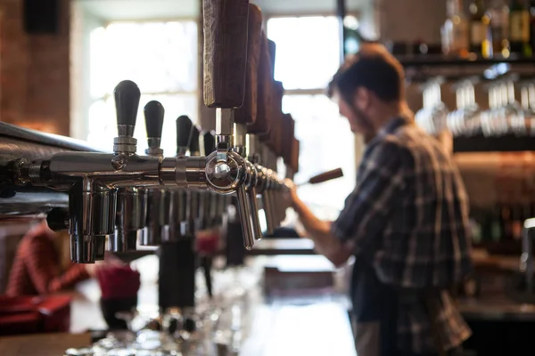 Muchos grifos de cerveza dorada en el bar — Foto de Stock