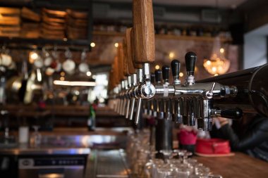 Bir sürü altın bira barda musluklar