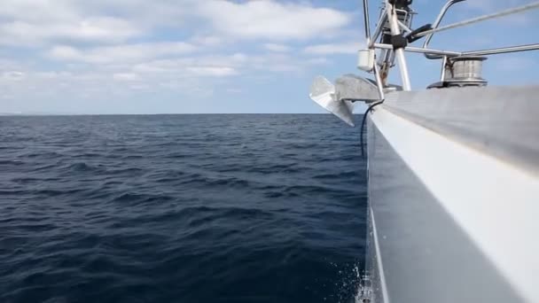 Zeiljacht in de wind op de golven — Stockvideo