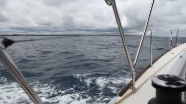 Dalgalar rüzgarda yelkenli yat
