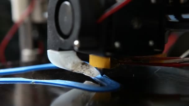 El proceso de impresión en una impresora 3D — Vídeo de stock