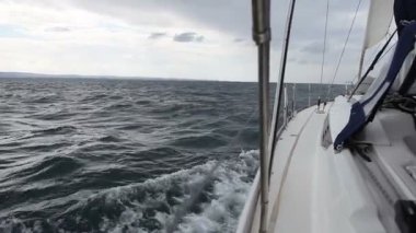 Dalgalar rüzgarda yelkenli yat