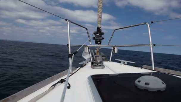 Yate de vela en el viento en las olas — Vídeo de stock