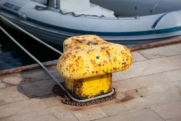 Oude gele bolder in de haven — Stockfoto