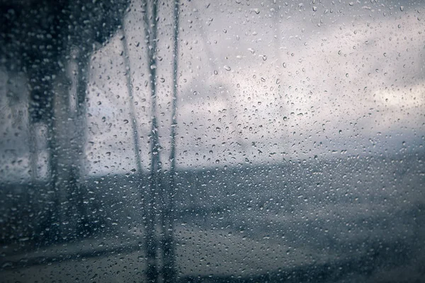 Vidro com gotas de chuva no mar com iate à vela — Fotografia de Stock