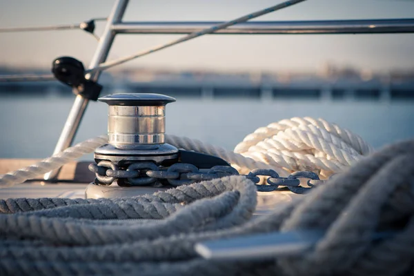 Verricello e corde di ormeggio su uno yacht a vela — Foto Stock