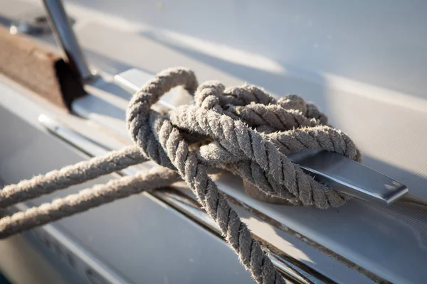 Corda de amarração branca amarrada em torno da âncora de aço no barco ou no navio — Fotografia de Stock