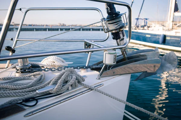 Яхтинг, вітрильна лебідка і мотузки перед човном — стокове фото