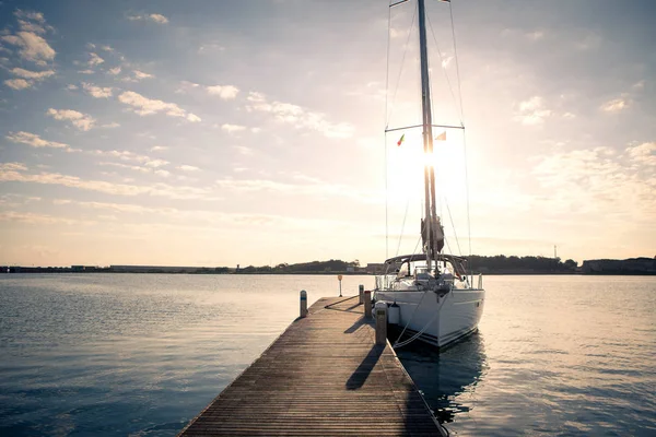 Sailing yacht förtöjd till piren vid solnedgången — Stockfoto