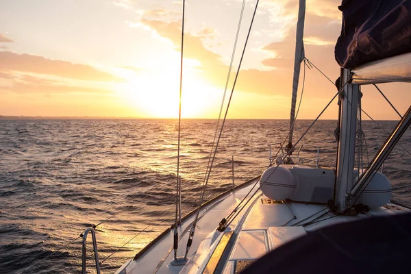 Iate à vela ao pôr-do-sol em mar aberto — Fotografia de Stock