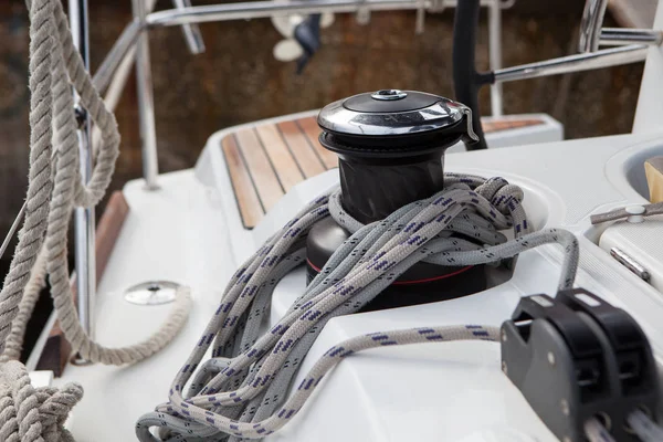Verricello e corde di ormeggio su uno yacht a vela — Foto Stock