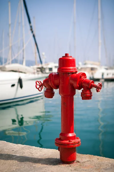 Hidratante de fogo marinho no cais em frente aos iates — Fotografia de Stock