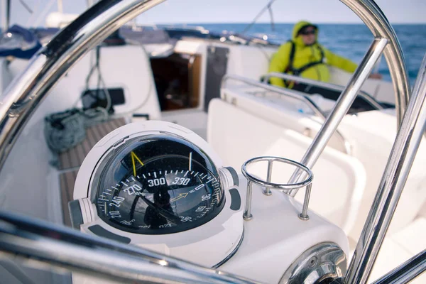 Avvicinamento della bussola nautica sullo yacht — Foto Stock