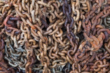 Bir yığın su sahilinde yığılmış büyük paslı zinciri