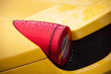 Sarı spor araba kuyruğu ışık yağmur damlaları