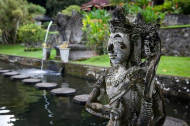 Giriş kapısı Bali tapınağın üzerinde taş heykel