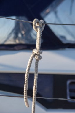 Teknede bir karanfil hitch için korkuluk ip bağladılar