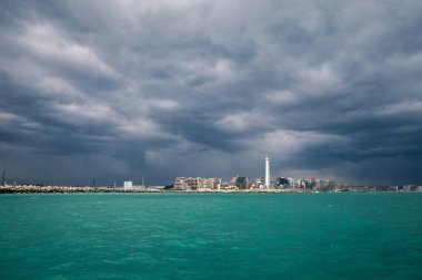 Yaklaşan bir fırtına ile bulutlu bir günde yılında deniz feneri