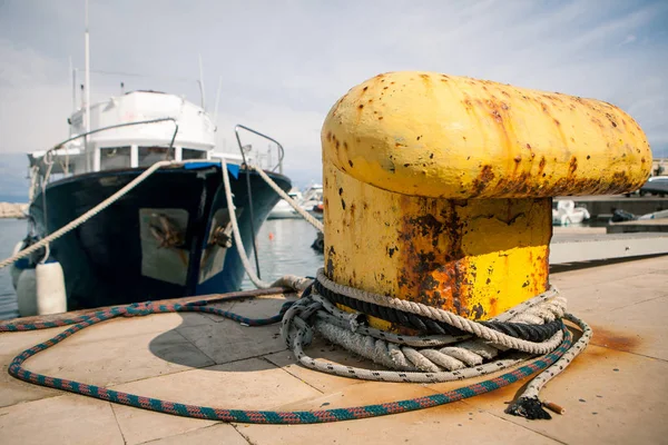 Velho bollard amarelo no porto — Fotografia de Stock