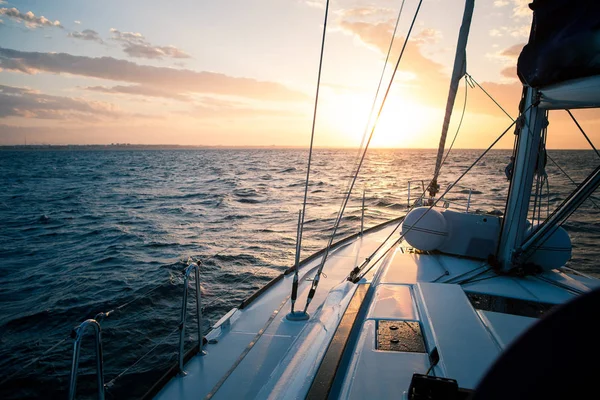 Вітрильна яхта на заході сонця у відкритому морі — стокове фото