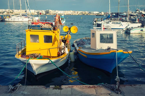 Velhos barcos de pesca típicos italianos no porto — Fotografia de Stock