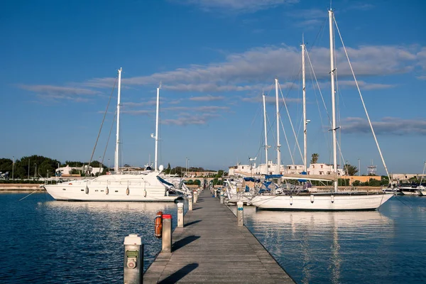 Zeilboten in de haven in de zomer — Stockfoto