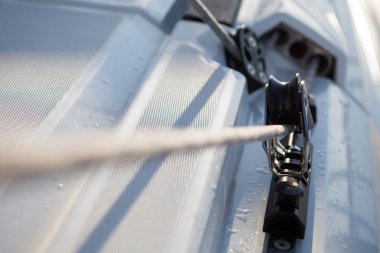 Bezi sıkı bir ip üzerinde tekne ile