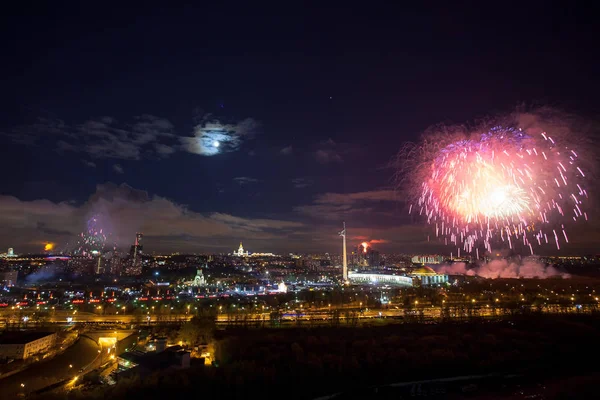 モスクワ、ロシアの夜空に明るい花火爆発 — ストック写真