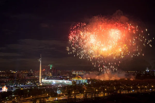 Fényes tűzijátékot robbanások az éjszakai égbolton, Moszkva, Oroszország — Stock Fotó