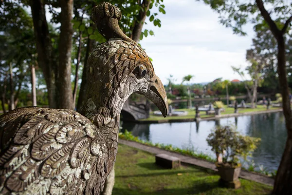 Escultura de piedra pájaro del Templo en Bali Tirta Gangga — Foto de Stock