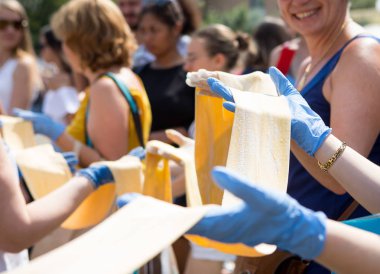 Festival şenlikte ziyaretçi ile ev yapımı uzun makarna