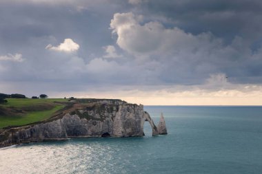 Plaj ve kayalıklarla Etretat, Fransız şehir Normandy turizm sitesi