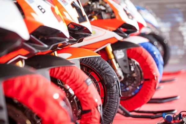 Superbike training voor competitie - opwarmen van de wielen — Stockfoto