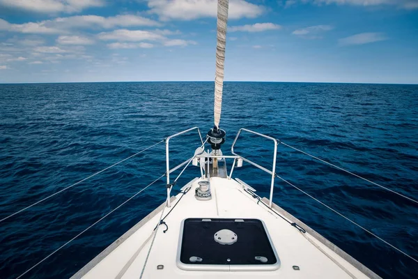 La vista sul mare dalla parte anteriore dello yacht, durante l'estate — Foto Stock