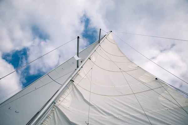 Witte zeilen in de wind op de boot, van onderen bekijken — Stockfoto