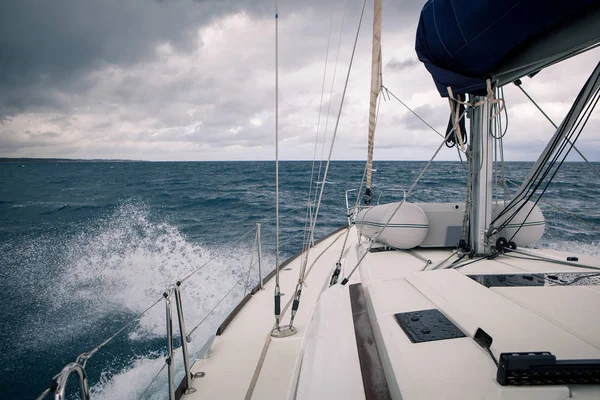 Navegando iate durante uma tempestade, a vista da proa do navio — Fotografia de Stock